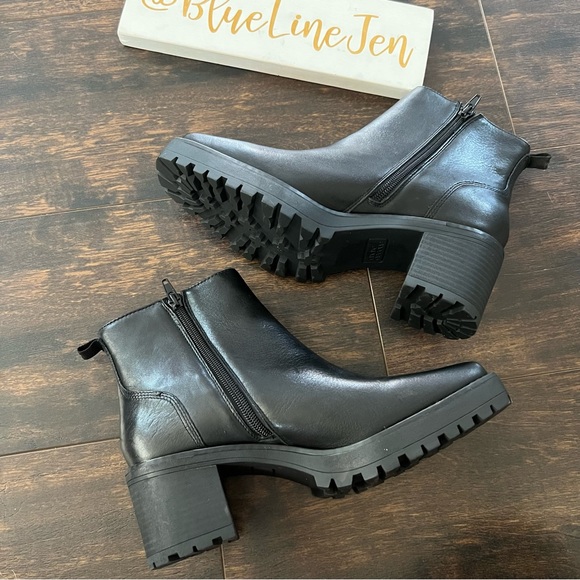 Andre Assous Milla Lug Sole Bootie NWOT - Picture 2 of 7